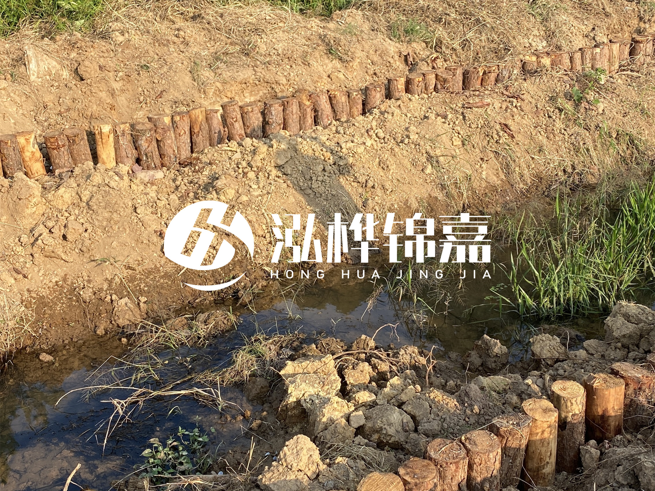 防汛木樁價格中的施工費(fèi)如何計算？水下打樁和陸地打樁費(fèi)用差異？